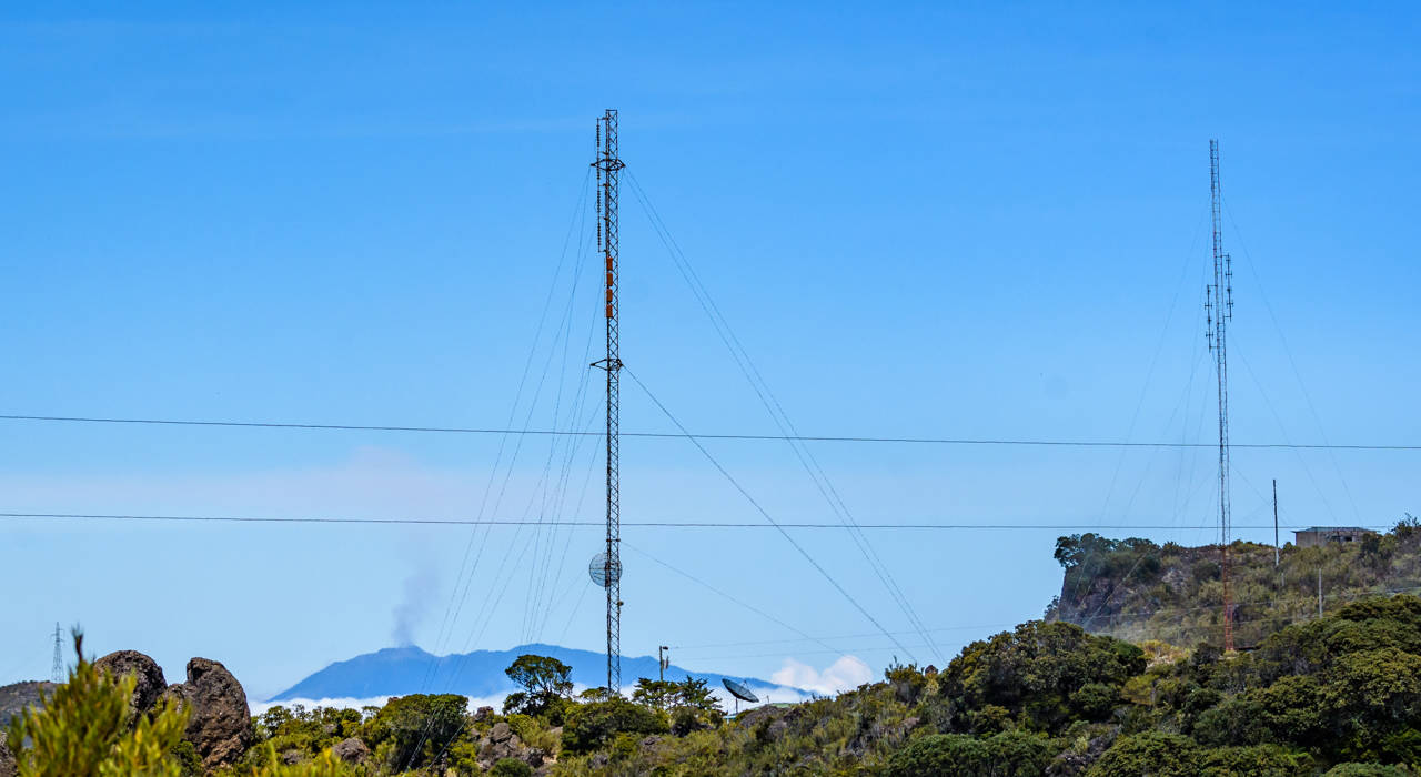 Antenna guy ropes for Broadcasting antennae